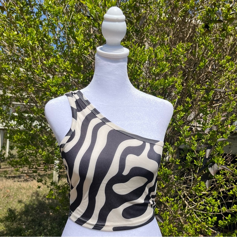 NWOT Abstract Swirl Design Ribbed One Shoulder Crop Top Size Small